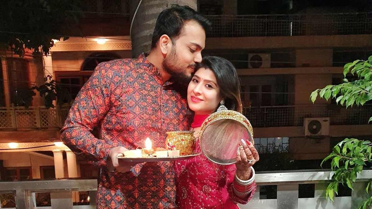 This Karwa Chauth, get ready to click the perfect picture with your partner!💕  @shrimarai's guide has got your back for those ideal… | Instagram
